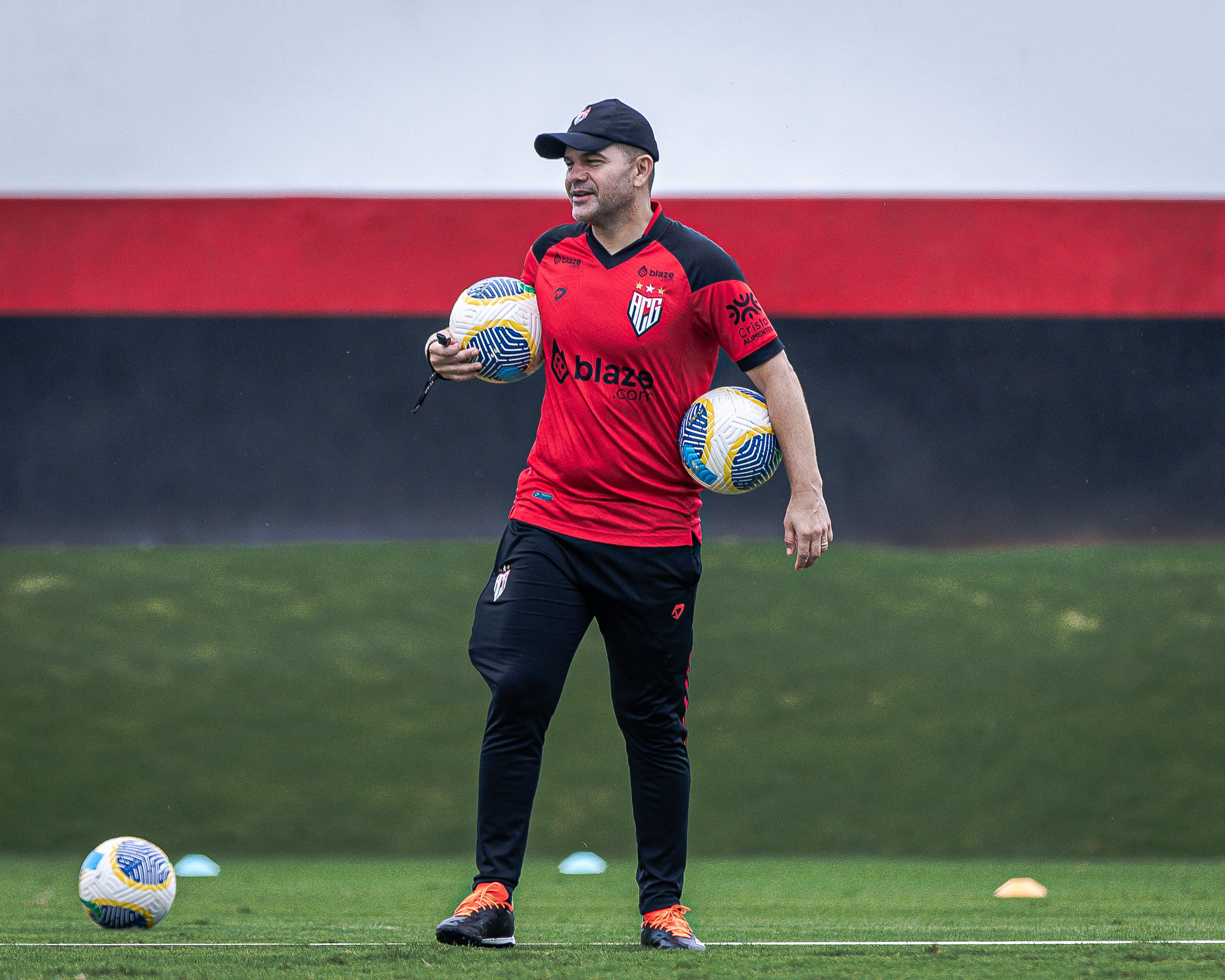 Umberto Louzer durante treinamento no CT do Dragão