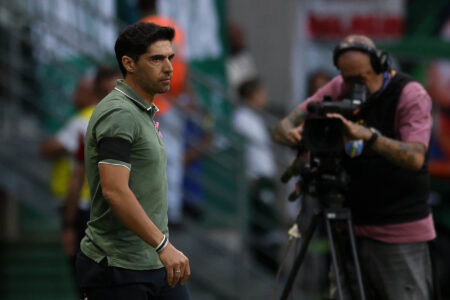 Abel Ferreira na beira do gramado durante jogo contra o Fortaleza