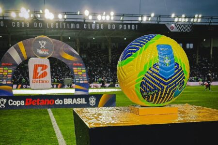 Bola e totem da Copa do Brasil