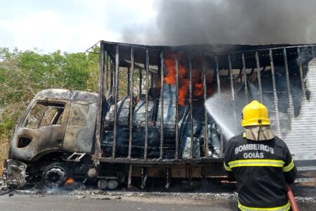 Caminhão que transportava eletrodomésticos em Porangatu pega fogo