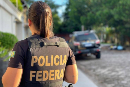 Policial federal durante cumprimento de mandados em uma operação da corporação - Polícia Federal/Divulgação