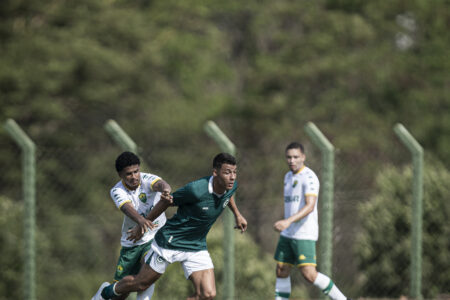 Jogador do Goiás passando pelo marcador