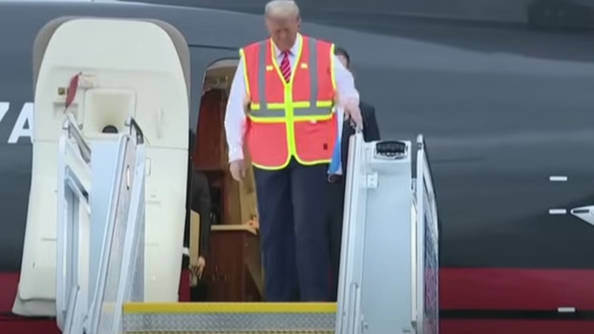 Trump vestido de gari após gafe de Biden (Foto: Reprodução)