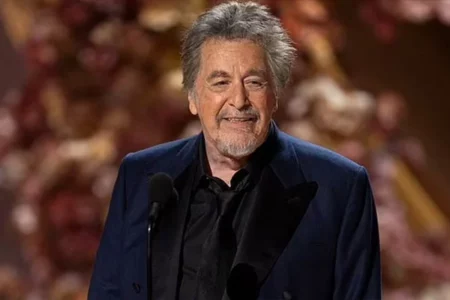 Al Pacino escreveu em seu livro de memórias recentemente publicado, chamado "Sonny Boy", que ele foi forçado a fazer mudanças drásticas na carreira depois de perder todo o seu dinheiro devido a um contador corrupto que acabou cumprindo sete anos e meio de prisão por comandar um esquema Ponzi. O contador administrou mal os fundos do vencedor do Oscar, levando as economias de Pacino de impressionantes US$ 50 milhões para zero dólares.