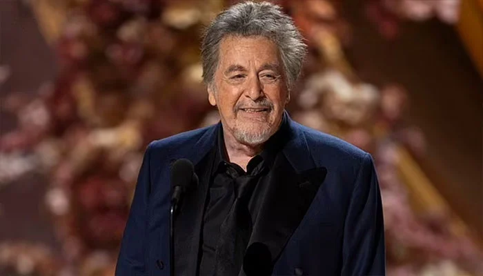 Al Pacino escreveu em seu livro de memórias recentemente publicado, chamado "Sonny Boy", que ele foi forçado a fazer mudanças drásticas na carreira depois de perder todo o seu dinheiro devido a um contador corrupto que acabou cumprindo sete anos e meio de prisão por comandar um esquema Ponzi. O contador administrou mal os fundos do vencedor do Oscar, levando as economias de Pacino de impressionantes US$ 50 milhões para zero dólares.