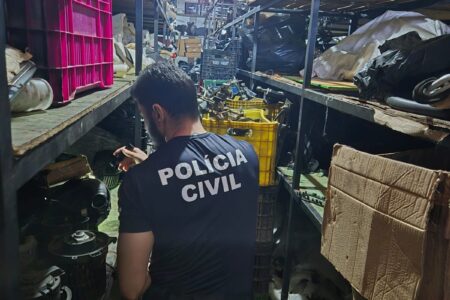 A imagem mostra um homem de camisa preta dentro do estoque de uma loja