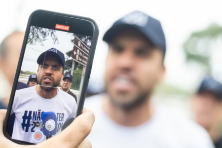 Pablo Marçal filmado por integrantes de sua equipe durante evento de campanha em São Paulo — Foto: Maria Isabel Oliveira