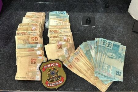 Polícia Federal mostra os valores encontrados durante os mandados de prisão e busca e apreensão