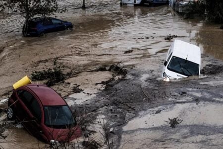 Tempestade provoca mais de 60 mortes na Espanha Maior chuva do século deixa desaparecidos e milhares de desabrigados em Valência