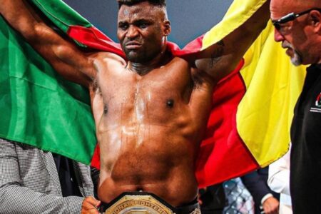 Francis Ngannou comemorando com o cinturão