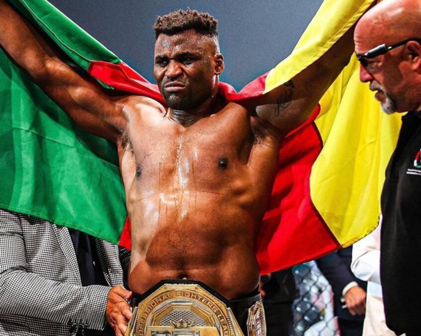 Francis Ngannou comemorando com o cinturão