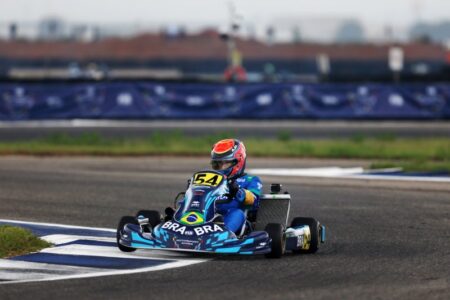 Theo Salomão pilotando kart em torneio