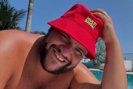 Humorista disse que vídeo de antiga entrevista foi tirado de contexto Gominho se revolta com fake news e afirma que não é hetero: "Sou gay"