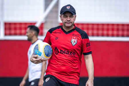 Umberto Louzer comandando atividade no CT do Dragão