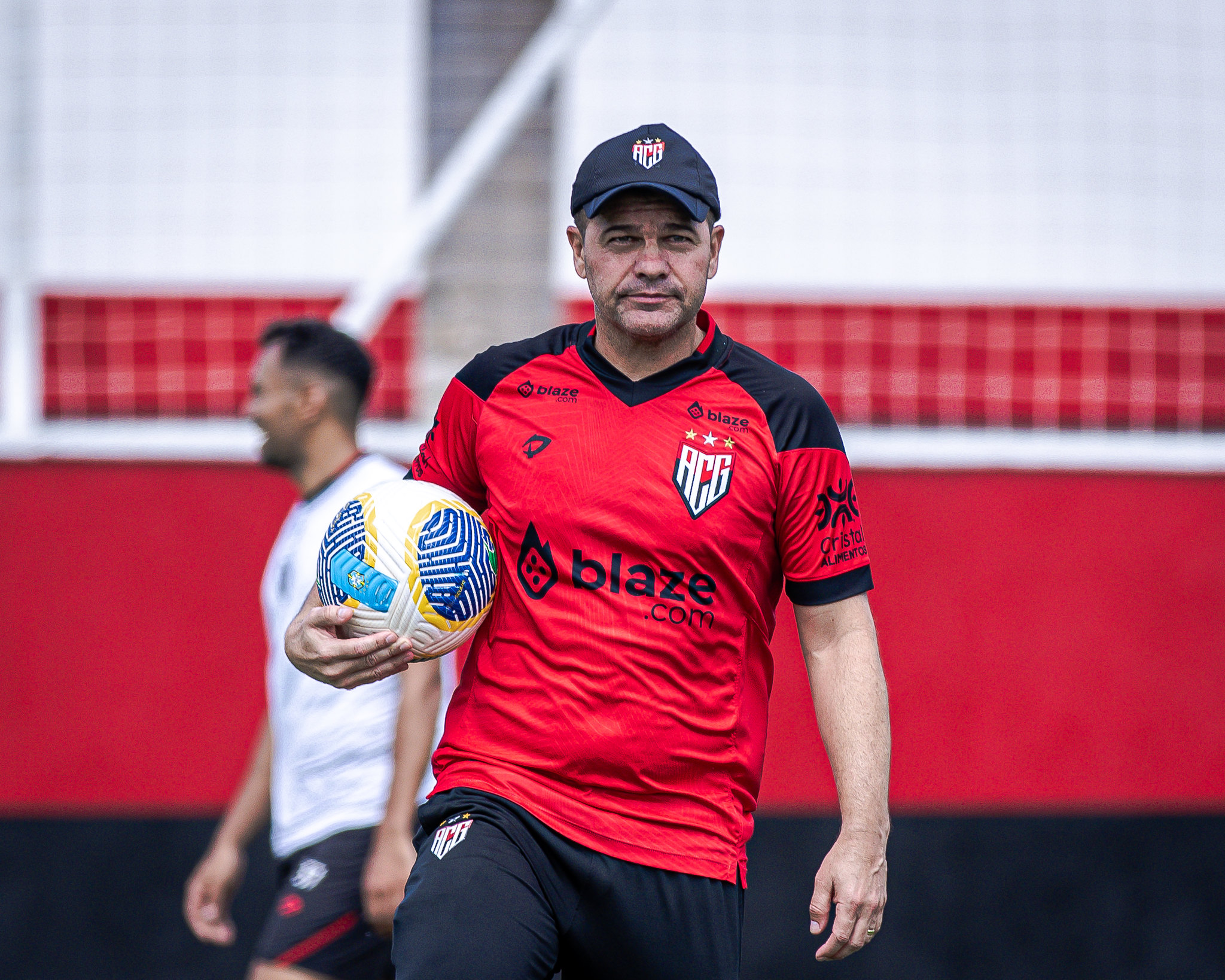 Umberto Louzer comandando atividade no CT do Dragão