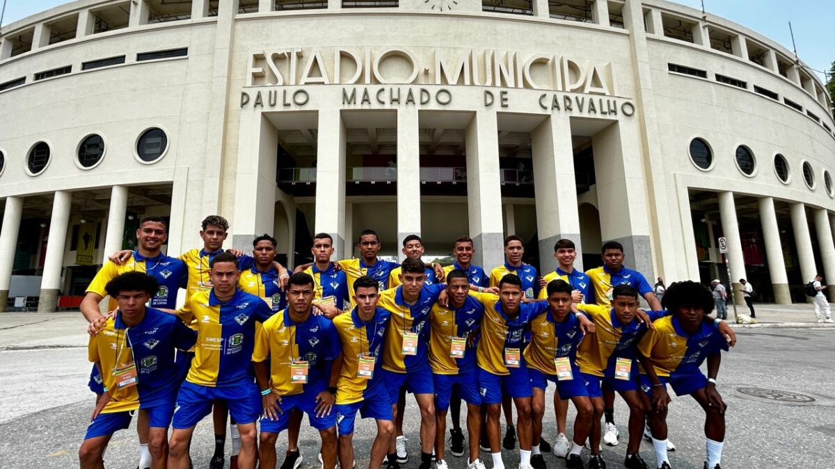 Seleção masculina de Goiás posada em frente ao Pacaembu