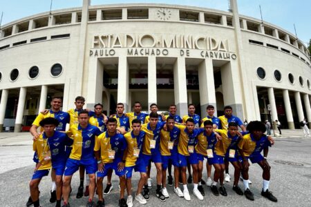 Seleção masculina de Goiás posada em frente ao Pacaembu