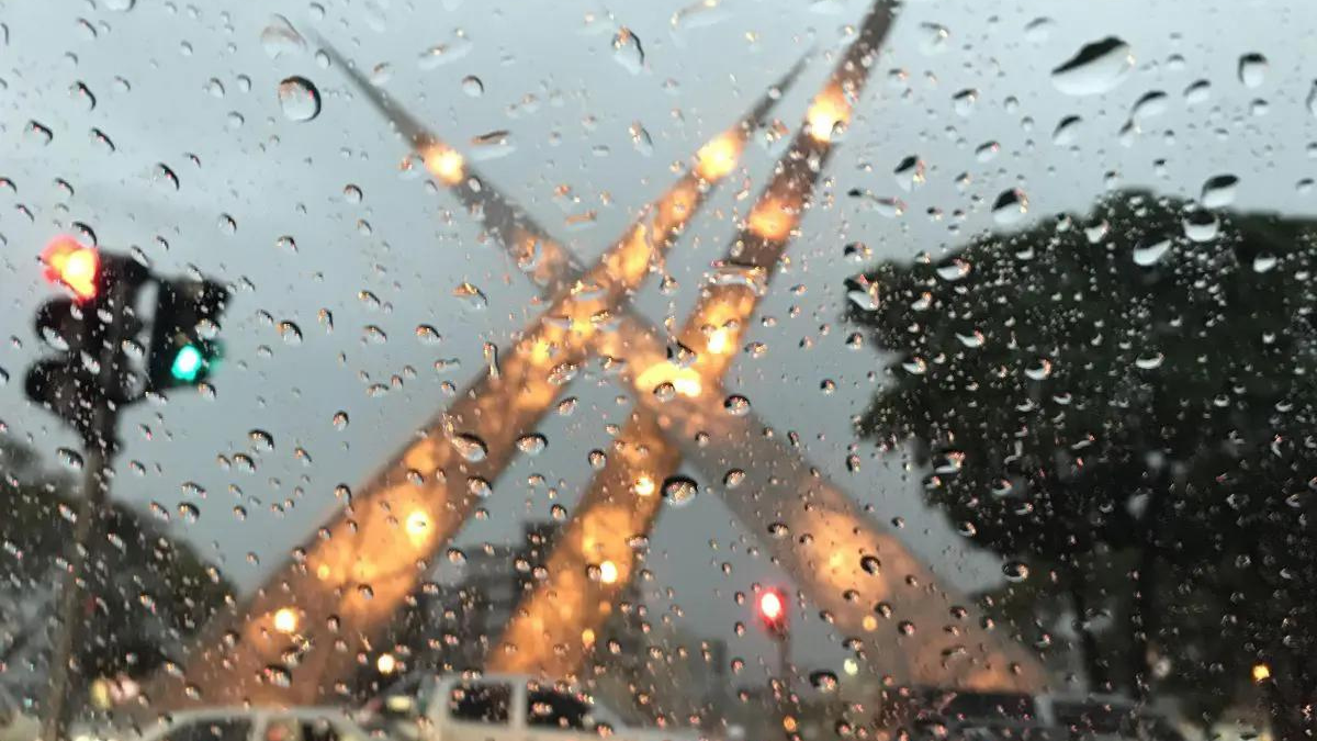 Imagem colorida mostra a cidade de Goiânia debaixo de chuva.