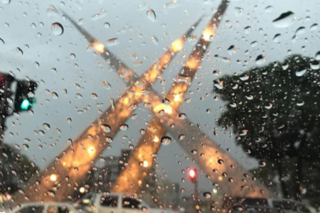 Imagem colorida mostra a cidade de Goiânia debaixo de chuva.