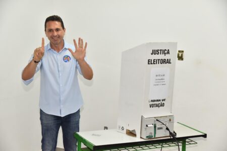 Candidato a prefeito Leandro Vilela após votar em Aparecida (Foto: Divulgação)