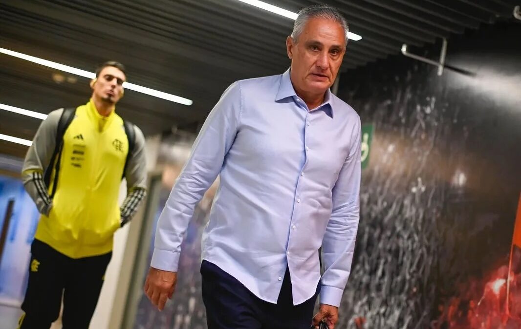 Tite caminhando no estádio