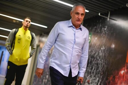 Tite caminhando no estádio