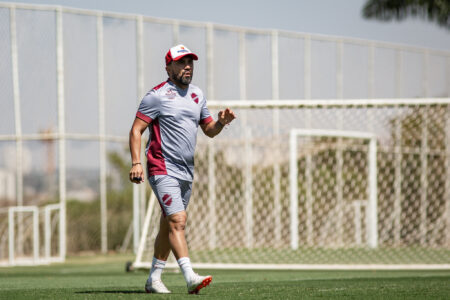 Luizinho Lopes comandando treino no CT do Vila Nova