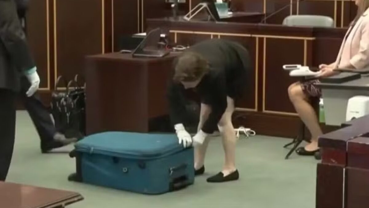 Em vídeo, Sarah Boone riu da agonia de Jorge Torres Mulher que deixou o namorado morrer sufocado dentro de mala é condenada