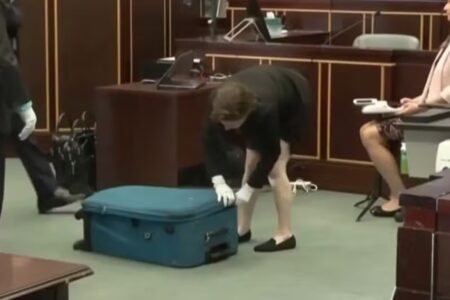 Em vídeo, Sarah Boone riu da agonia de Jorge Torres Mulher que deixou o namorado morrer sufocado dentro de mala é condenada