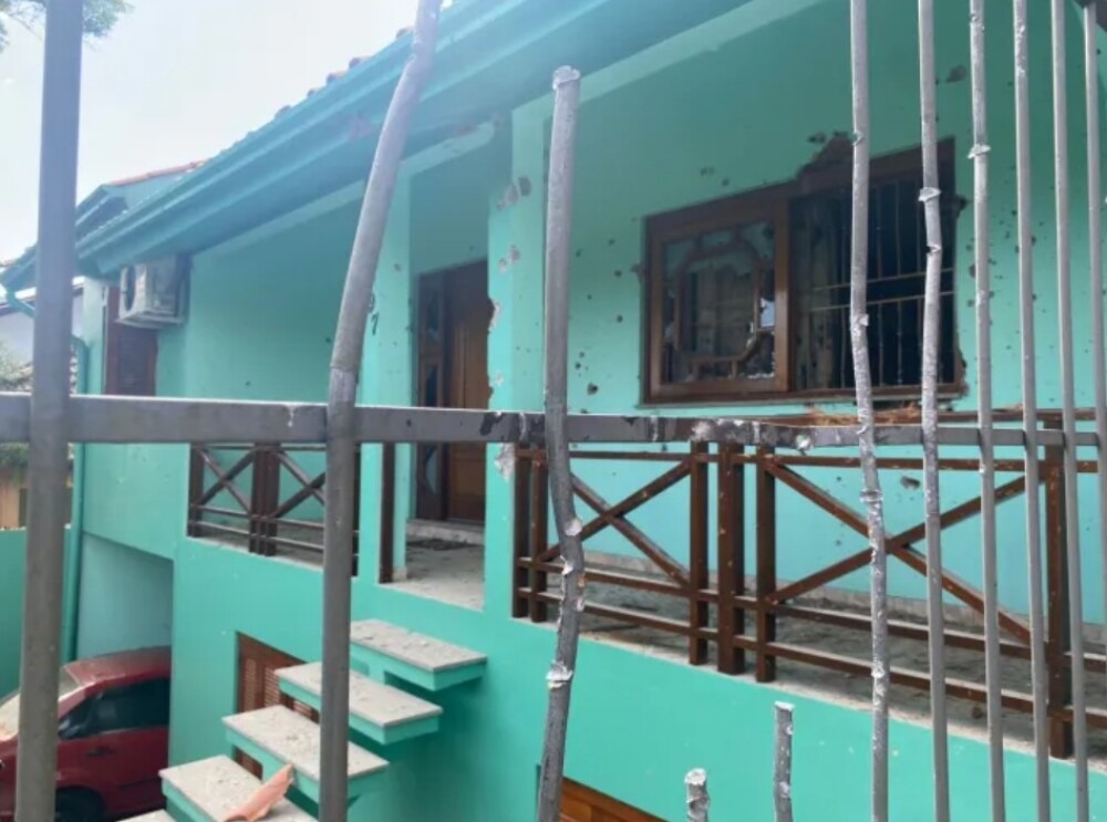 Fotos mostram arma, munições e marcas de tiro; veja Imagens mostram como ficou a casa do atirador em Novo Hamburgo (RS)