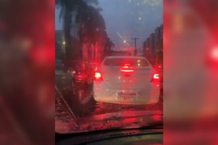 Chuva alaga BR-153 e trava trânsito na Avenida 85, em Goiânia