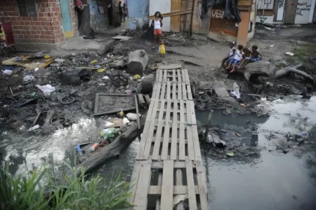 Dia das Crianças - 12 milhões de crianças e adolescentes vivem sem acesso a esgoto no Brasil (Foto: Agência Brasil)