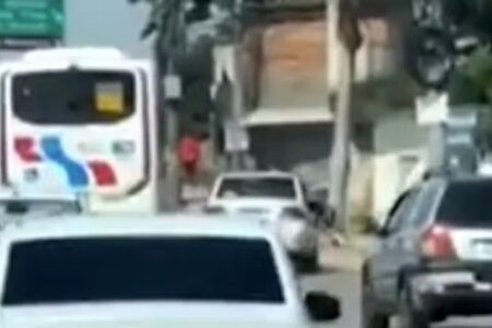 Homem fica pendurado em carro na Avenida Brasil após tentar roubar celular Vítimas pararam em frente a um carro da Polícia Militar