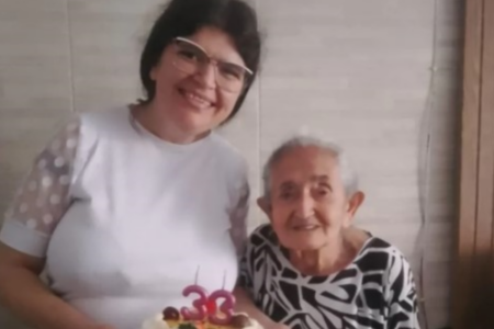 Neta ao lado da avó, que foi morta com tiro na cabeça (Foto: Redes sociais)