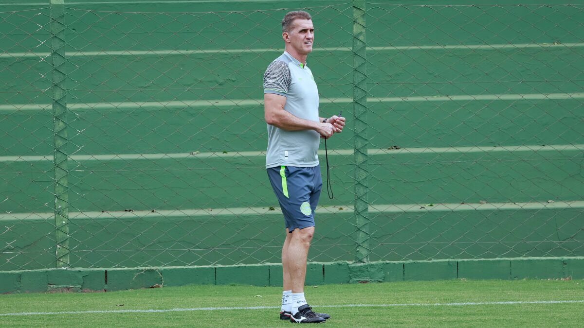 Vagner Mancini observando treino no Goiás