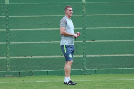 Vagner Mancini observando treino no Goiás