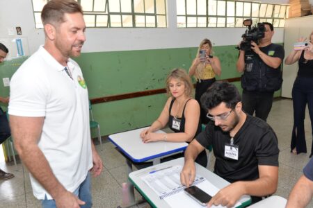 Presidente da Assembleia, Bruno Peixoto, vota em Goiânia (Foto: Divulgação)