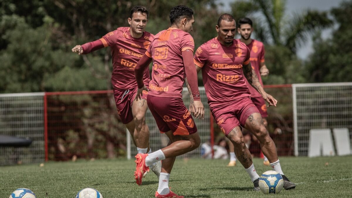 Arilson sendo marcado por Igor Henrique e Vanderley