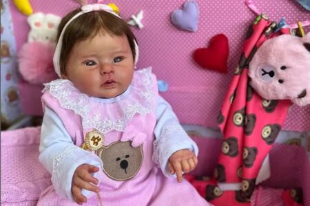 Dupla invade loja e rouba 15 bonecas reborn em Curitiba Ação provocou prejuízo de R$ 55 mil; estabelecimento foi inaugurado há um mês