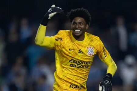 Hugo Souza comemorando com a camisa do Corinthians