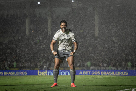 Hulk comemorando o gol do Atlético-MG em São Januário