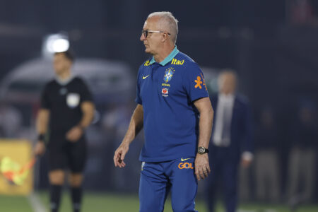 Dorival Júnior comandando a Seleção Brasileira no campo