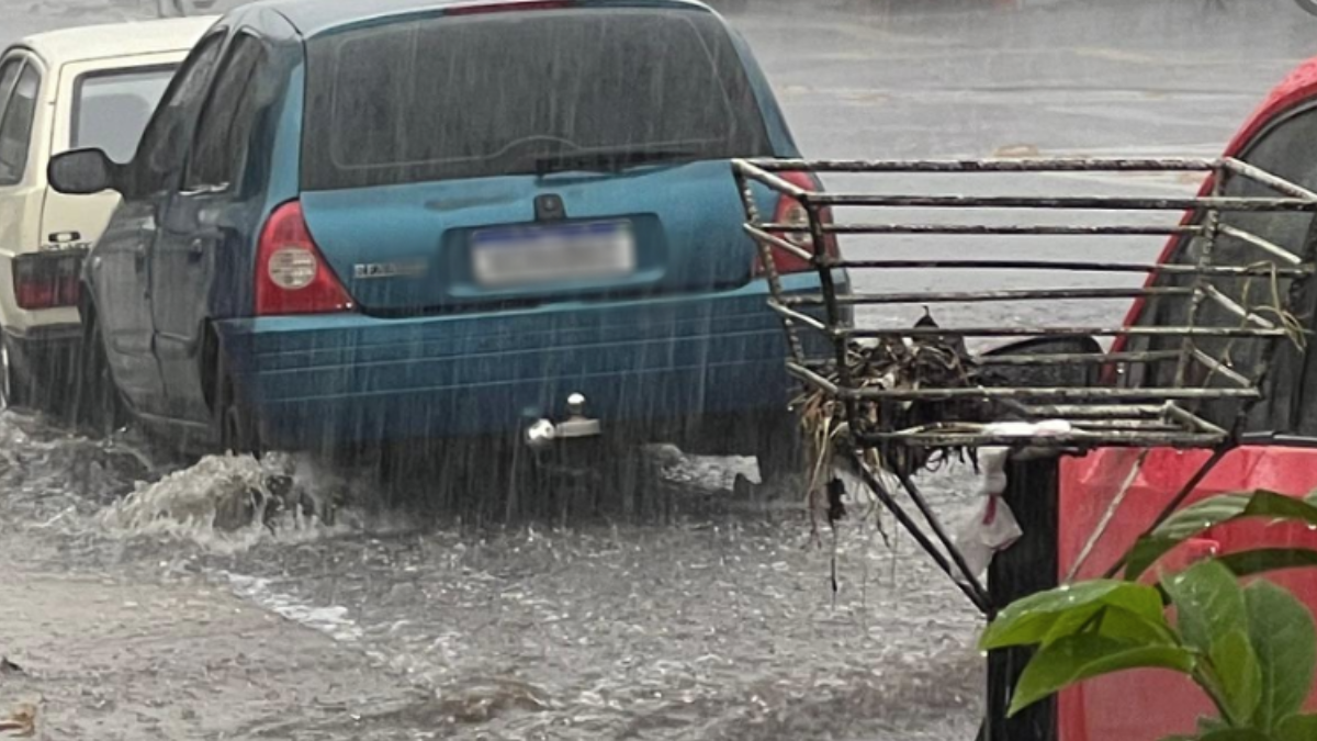 Chuva provoca alagamentos em Goiânia (Foto: Mais Goiás)