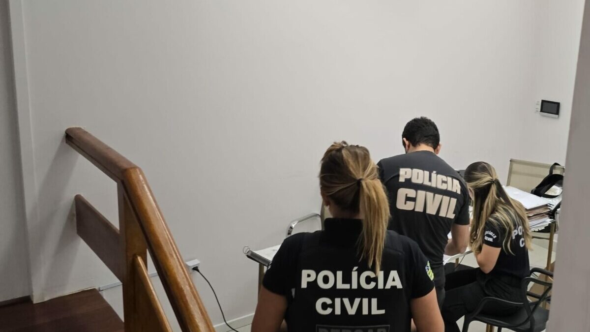 Imagem mostra policiais em uma casa