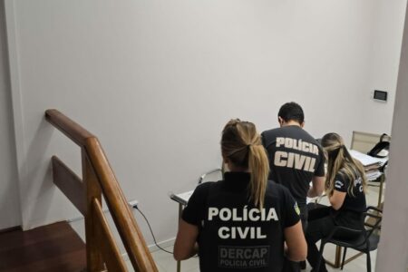 Imagem mostra policiais em uma casa