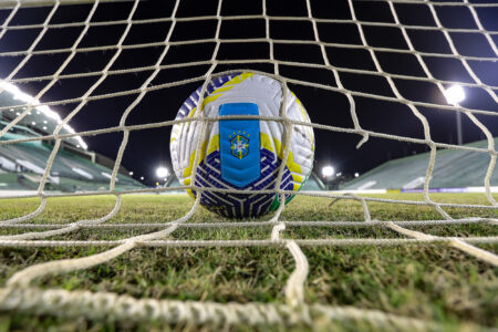 Bola da CBF no fundo da rede no gramado