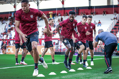 Jogadores aquecendo antes de partida no Accioly