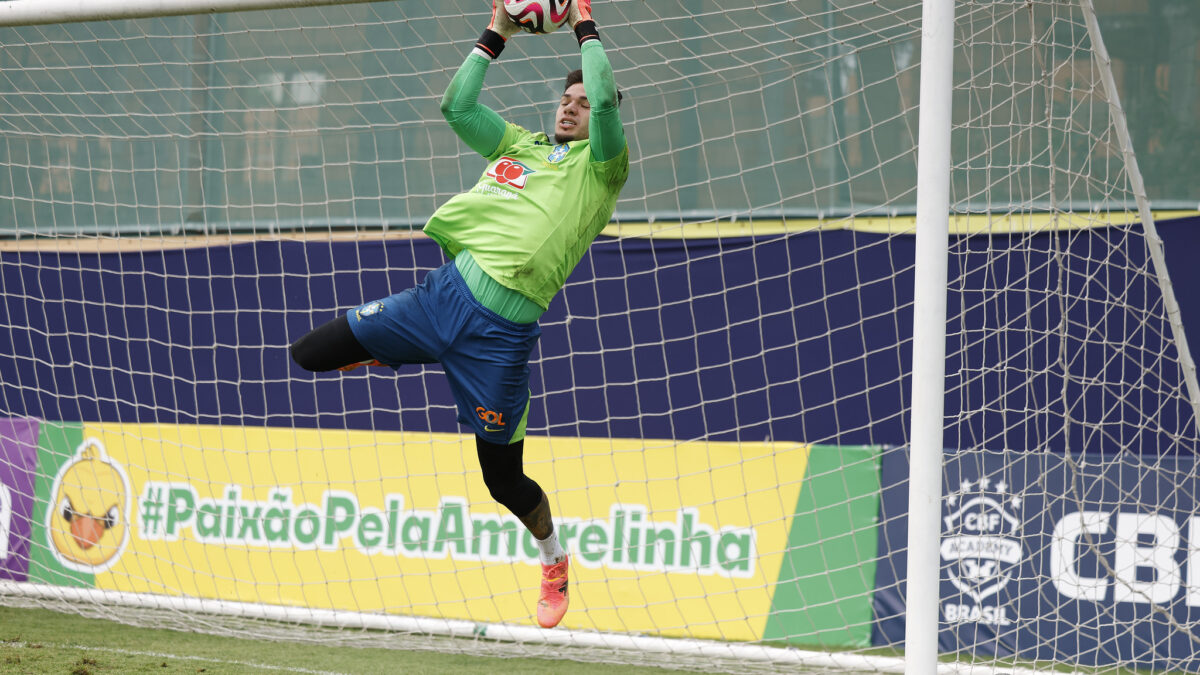 Ederson fazendo defesa em treino da Seleção