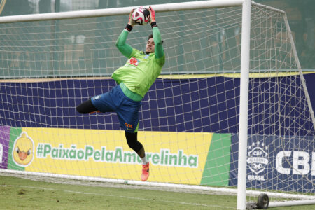 Ederson fazendo defesa em treino da Seleção