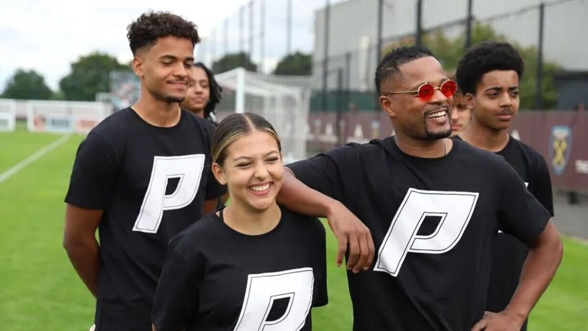 Patrice Evra, de óculos, ao lado de jogadores